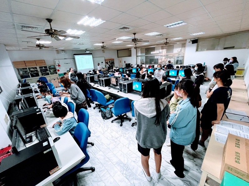 台南女中辦理繁星登記，有60多名學生申請。記者鄭惠仁／攝影