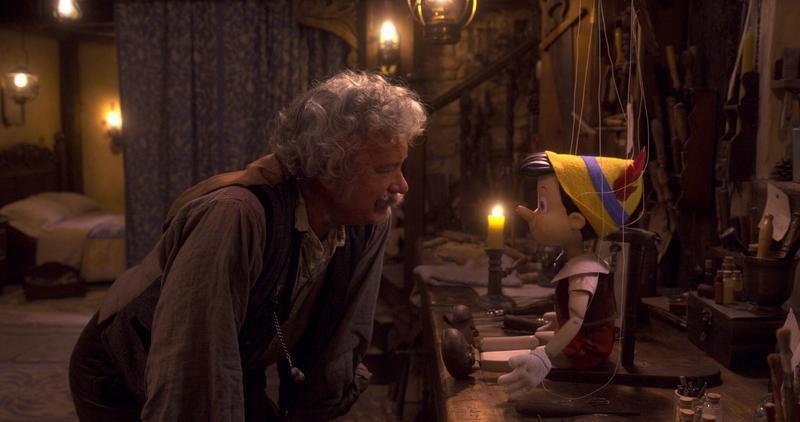 湯姆漢克斯在「木偶奇遇記」飾演木匠老爺爺，不得不說還原度超高！圖／Disney+...