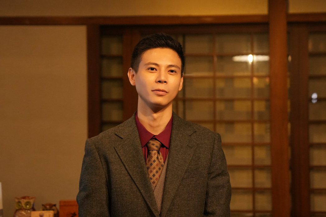 歌手柯朋宇演出「友達大亨」，劇中飾演一名日本人「白井先生」。圖／拾光號提供
