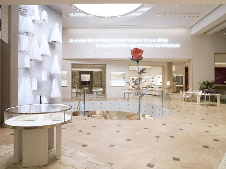蒙田總店內陳列Isa Genzken的玫瑰雕塑作品。圖／Dior提供