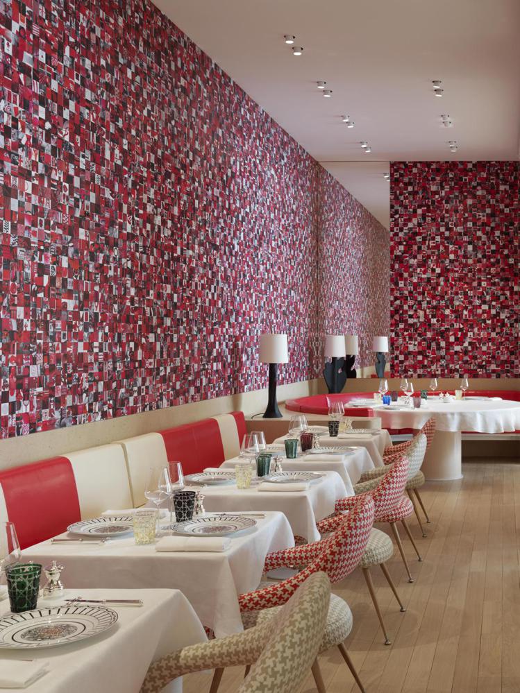 Le Monsieur Dior餐廳牆面是Claudia Wieser設計幾何塊...