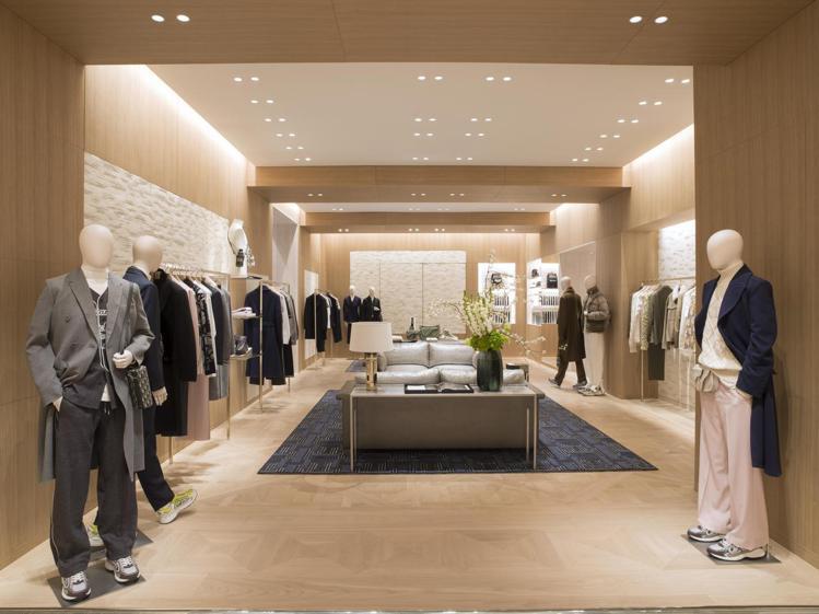 巴黎蒙田總店內的男裝陳列區。圖／Dior提供