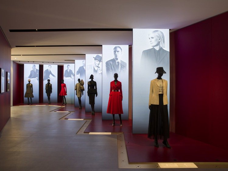 Dior蒙田大道總店陳列各時期設計師經典作品。圖／Dior提供