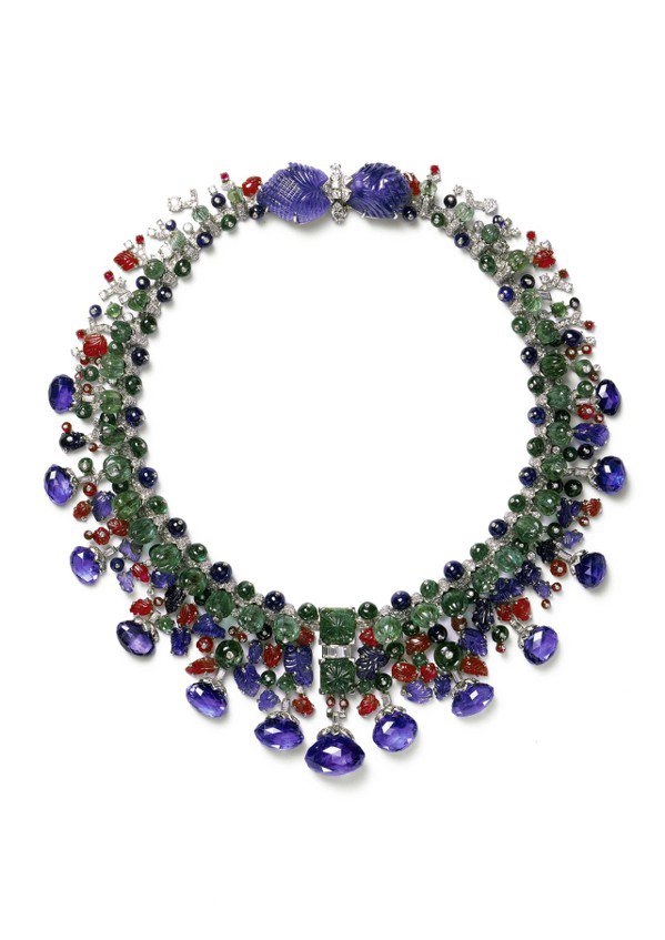 1936年卡地亞巴黎的水果錦囊項鍊，以大量雕花祖母綠、紅寶石、藍寶石，呈現出奪目...