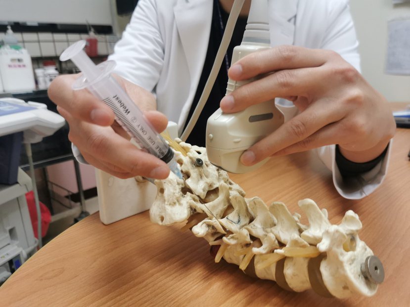 台北醫院神經外科主治醫師李居易表示，許多病人下背痛的問題不須開刀，透過復健即可緩...