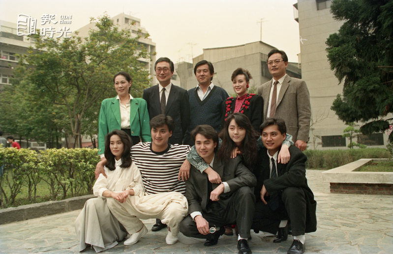 華視戲劇《不了情》卅一日拍攝畫面，演員合影，前排左起為演員金素梅、何家勁與張復健（後排右一）。