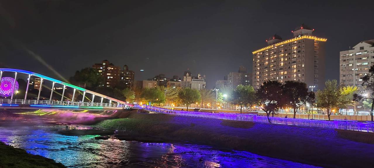 夜晚的南崁溪三民公園，因地景藝術節燈光效果，別有一番美景。 圖／讀者黃瑞祥提供