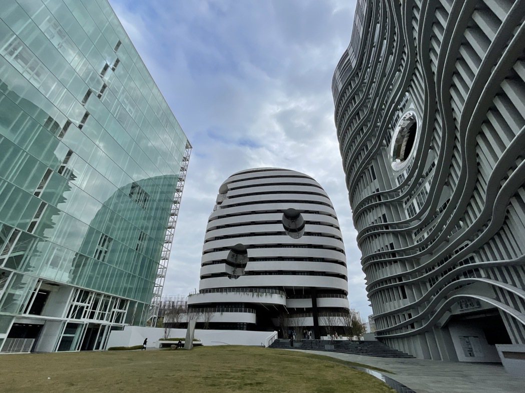 中國醫藥大學水湳校區由三位建築師互相競技，設計三棟各具特色的建築。圖／李清志提供