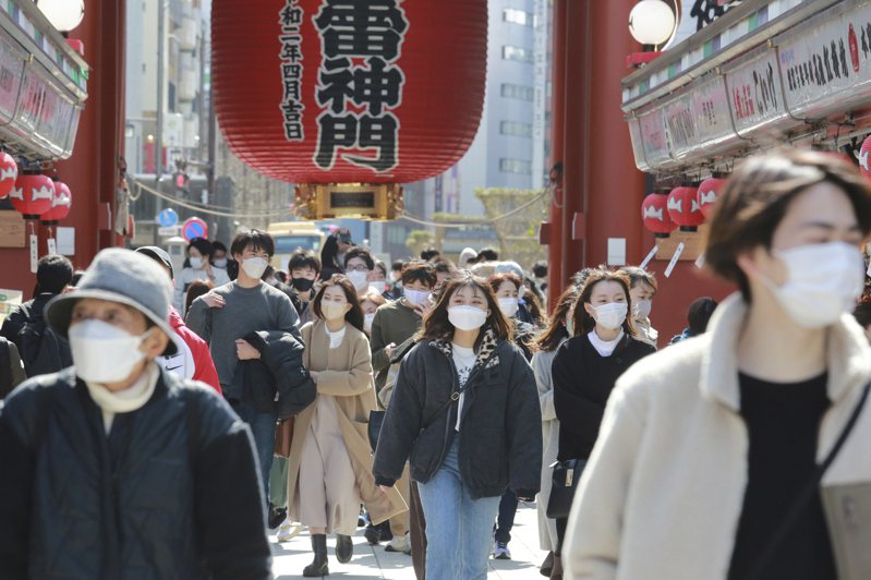 圖為2022年3月，日本東京淺草區的購物商場，民眾配戴口罩逛街情形。美聯社