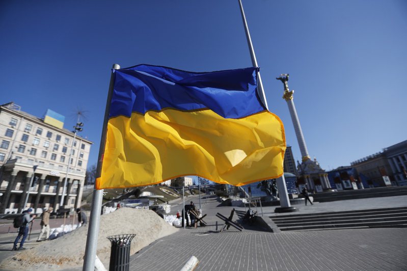随着俄军加强攻势，乌克兰两大氖气供应商Ingas和Cryoin已暂停营运。图为一面乌克兰国旗在基辅市中心飘扬。欧新社(photo:UDN)