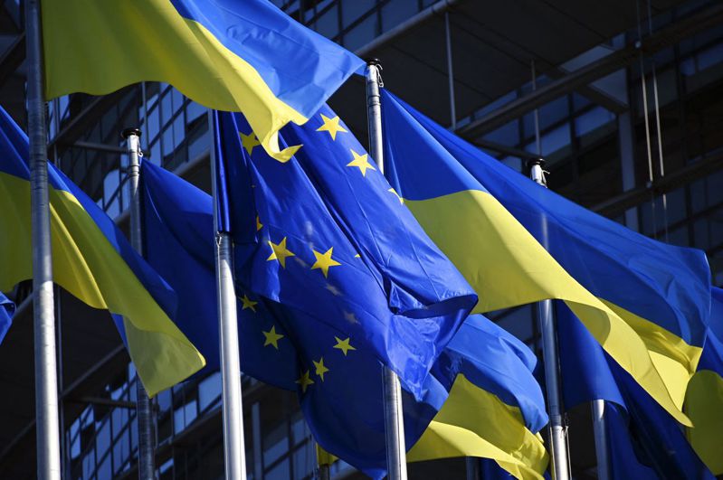 歐洲聯盟領導人今天在法國舉行峰會，多國領袖譴責俄羅斯對烏克蘭造成「難以言喻的痛苦」，但也拒絕基輔快速加入歐盟的請求，並在對俄制裁範圍上出現意見分歧。 法新社