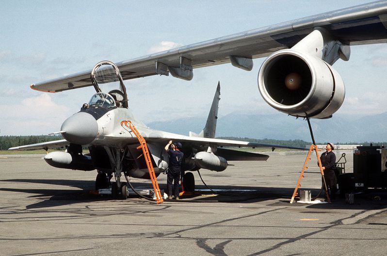 米格29戰鬥機，正由旁邊的伊留申76運輸機提供油料。圖／美國空軍檔案照