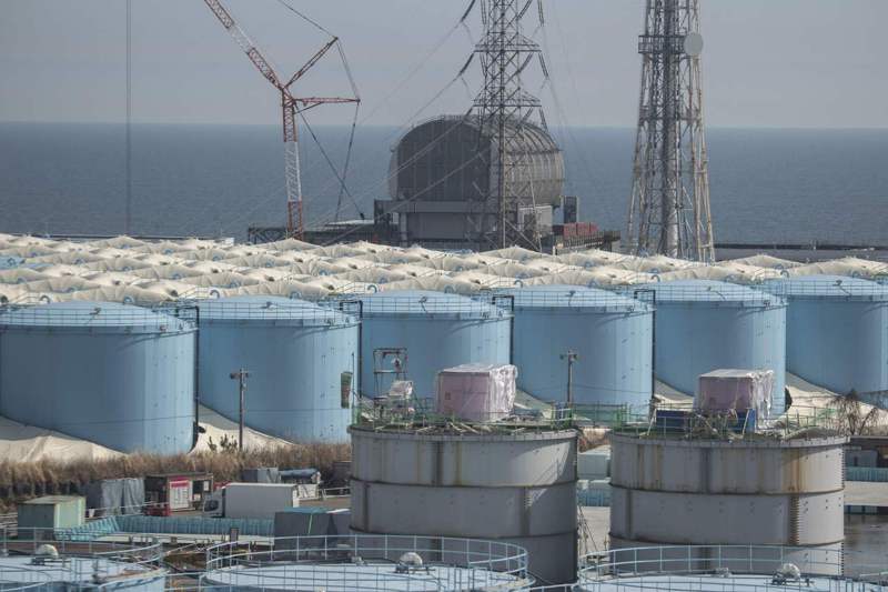 福島第一核電廠周邊存放逾千個輻汙水貯存桶。法新社