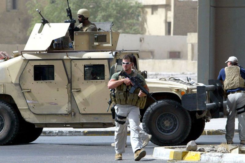 Academi公司員工2005年1月在伊拉克市中心巴格達使館附近炸彈攻擊地點駐守。法新社