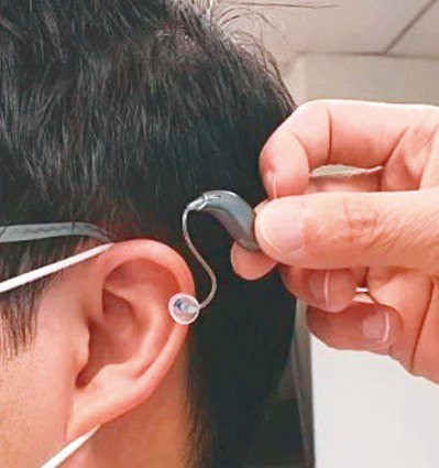 有聽損困擾的長輩可選配合適的聽覺輔具。本報資料照片