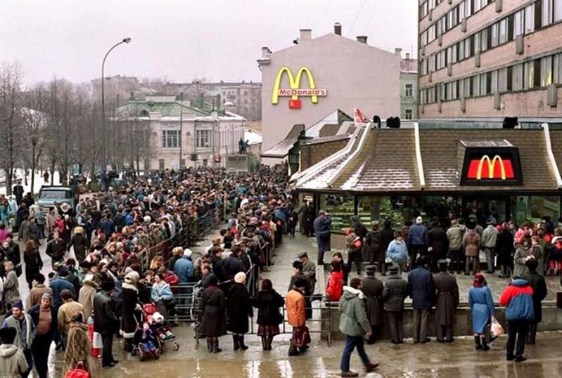 图为1990年麦当劳首次进驻俄罗斯的消费盛况情景。撷自香港01(photo:UDN)