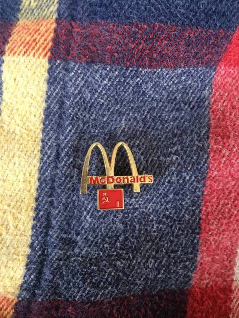 有俄国网友分享照片，早年俄罗斯麦当劳其中一款LOGO，是与苏联国旗合一。撷自香港01(photo:UDN)