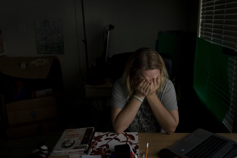 图为37岁的乌克兰籍移民Hanna Tverdokhlib 在加利福尼亚州长滩与乌克兰的朋友通电话后，泪流满面。她希望她的家人在警报响起时，仍然安全地待在基辅公寓楼下的掩体中。 美联社(photo:UDN)