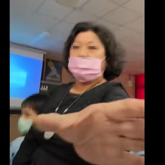 畫面中呂老師企圖要求學生不要錄影、刪掉錄影，甚至一度伸手要拿手機未果。圖/翻攝自YouTube
