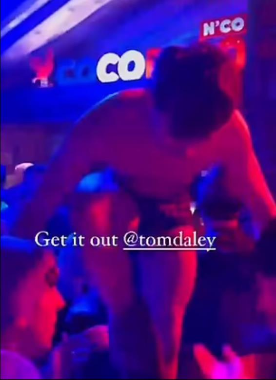 湯姆戴利在度假時於派對上玩太嗨，脫到剩內褲，想起身玩「人群衝浪」。圖／摘自IG