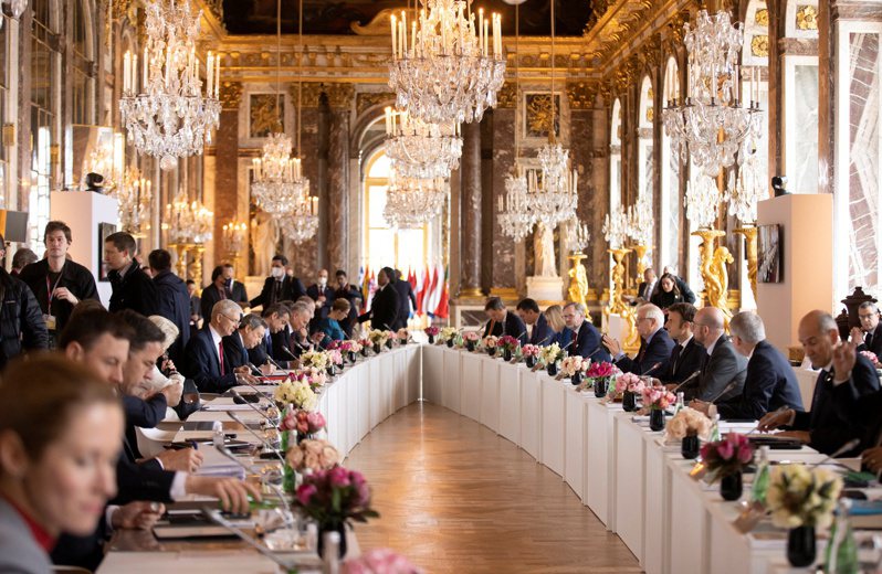 欧盟领袖十一日在巴黎郊外凡尔赛宫举行非正式峰会，未能决定停止依赖俄国能源的确切时间。（路透）(photo:UDN)