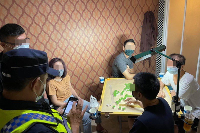 防疫期間，台南警方多次接獲社區居民報案，惡鄰違反防疫規定，在社區內聚賭打麻將，警方依法究辦的案例。記者邵心杰／翻攝