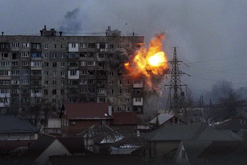 俄军坦克十一日砲袭乌克兰南部城市马立波，一间公寓爆炸起火。（美联社）(photo:UDN)