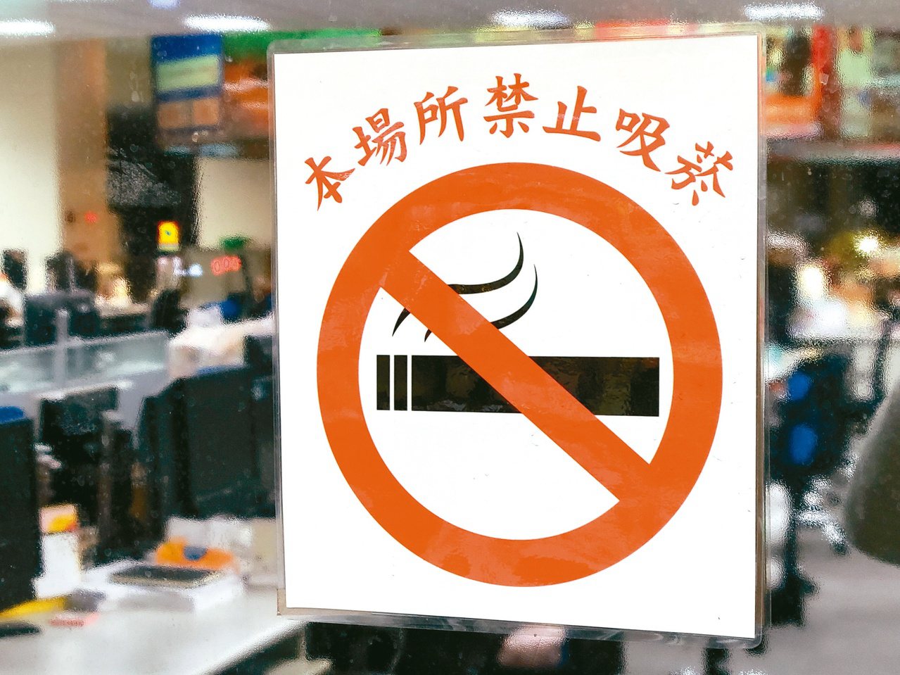 行政院會通過的「菸害防制法」修法版本擬禁止電子煙，開放加熱菸。專家指出，一開一禁引發諸多爭議。記者曾學仁／攝影