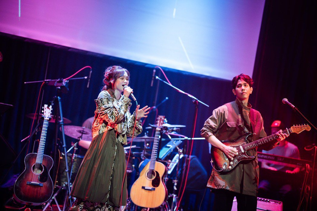 「慢慢說」樂團吉他手沈志方(右)在演唱會上向主唱女友利得彙求婚。圖／印庭娛樂提供