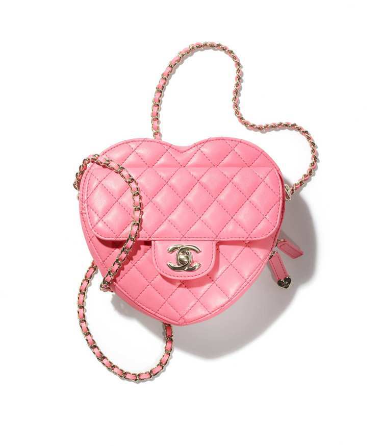 粉紅色心型皮革菱格紋皮穿鍊肩背包，16萬5,500元。圖／香奈兒提供