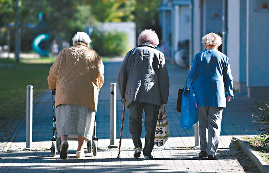 壽險業者指出，以保險作為退休規劃、對抗長壽風險的工具，需要從財富與健康需求出發。...
