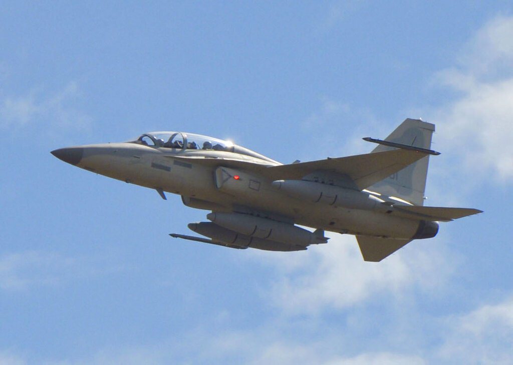 圖為2015年11月28日，一架FA-50戰鬥機在馬尼拉北部的克拉克空軍基地附近飛行。 圖／美聯社