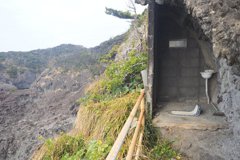 邊蹲馬桶邊看風景？ 日本神秘「崖上的廁所」為了天皇而建
