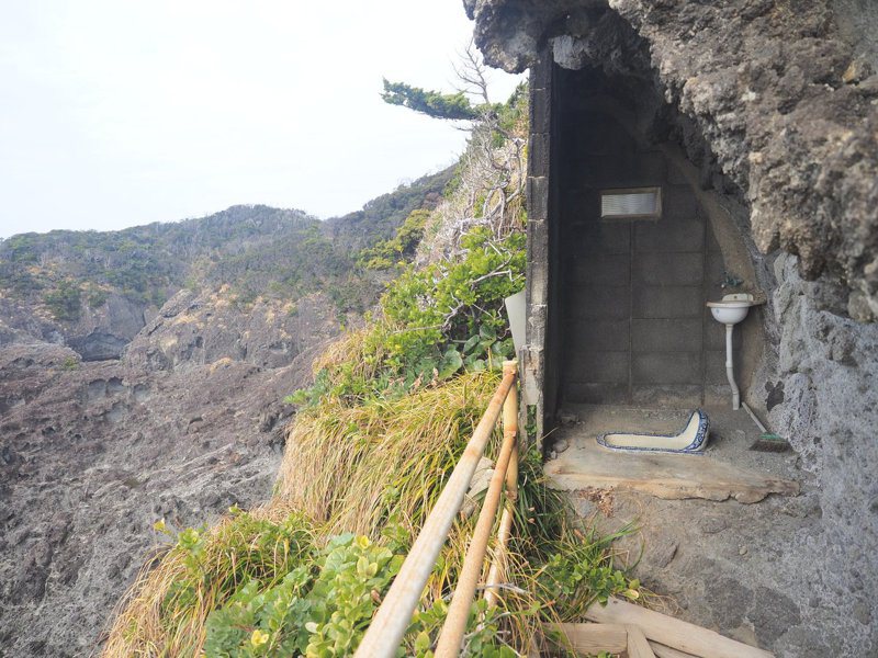 日本石廊崎海岬有一個建在懸崖邊的廁所，疑似是當初為了接待天皇所建造的。圖擷取自twitter