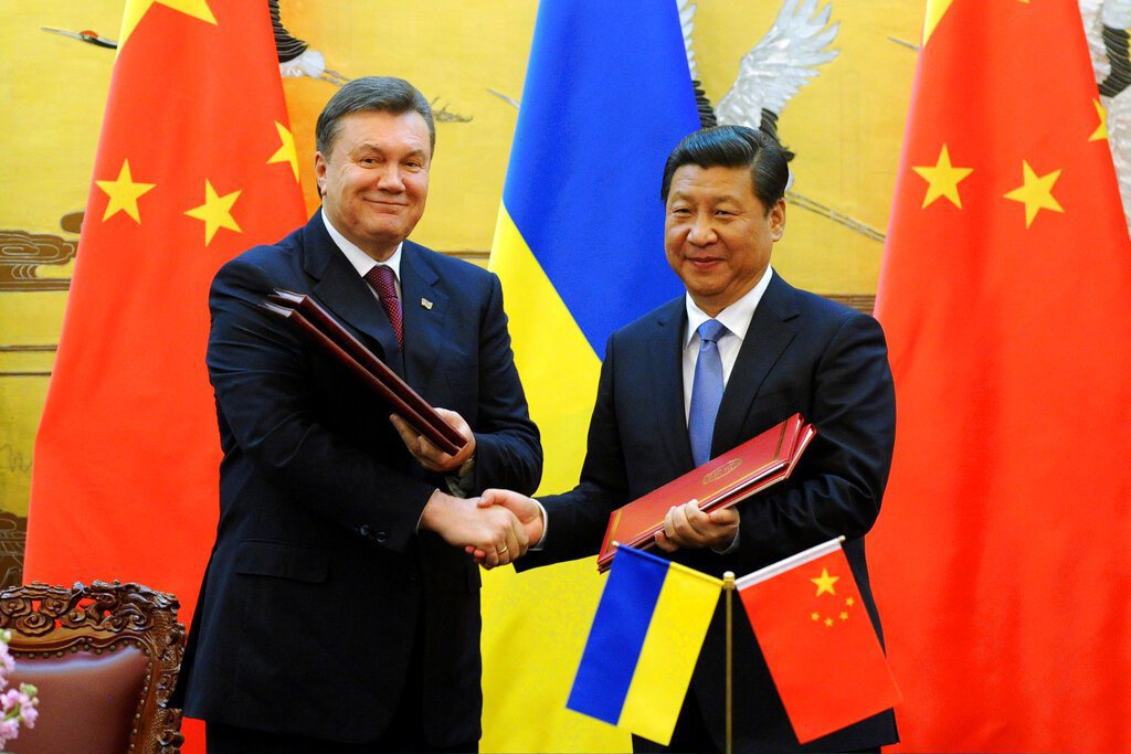 2013年中國國家主席習近平宣布啟動一帶一路計畫，當年底烏克蘭前總統亞努科維奇（Viktor Yanukovych）訪問北京。 圖／美聯社