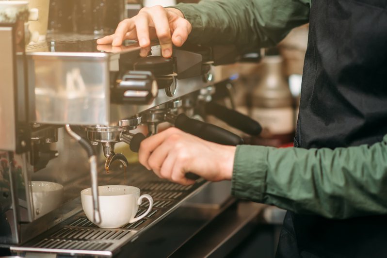 一名網友發現社區公設有「咖啡機」非常方便，不過許多人認為「清潔維護」才是大問題。示意圖／ingimage