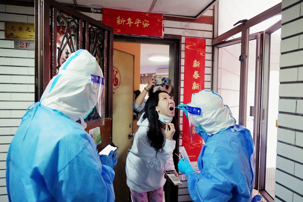 3月14日，深圳工作人員訪家中為居民進行檢測。 圖／路透社