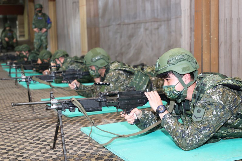 首次新制教召十四天訓練，後備軍人練習操作武器、射擊動作與打靶。記者潘俊宏／攝影
