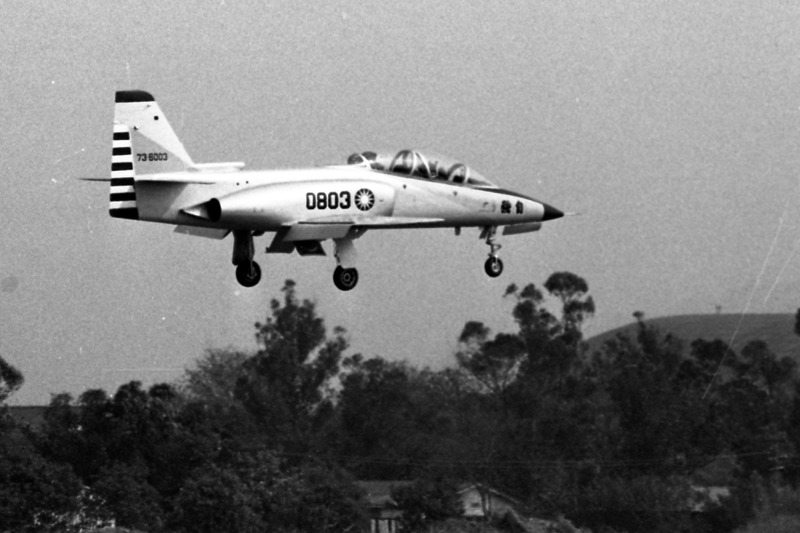1984年3月14日，T3噴射教練原型機在台中水湳機場作飛行演練，首度公開展示性能。圖／聯合報系資料照片
