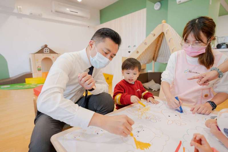 新竹市東區公共托嬰中心正式營運，市長林智堅今前往東區公托訪視小小新生，和孩童一起畫畫。圖／市府提供
