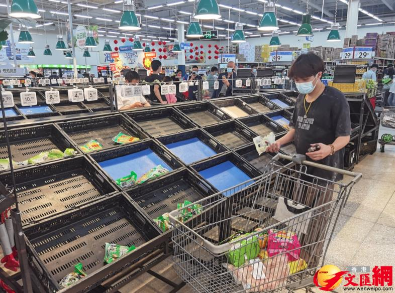 深圳超市中的貨架上，蔬菜肉類空空如也。（香港文匯網）
