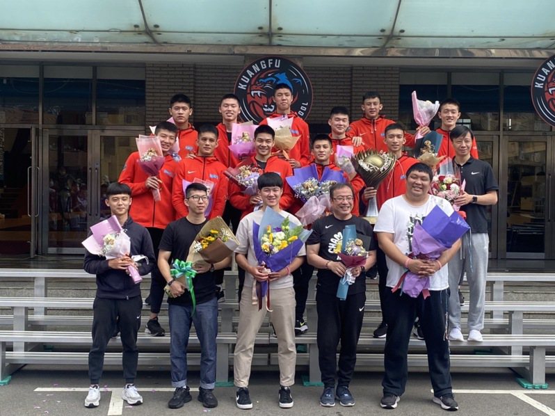 新竹市光復高中籃球隊昨晚奪下HBL男子組冠軍，今天下午抱著冠軍盃凱旋返校。記者王駿杰／攝影