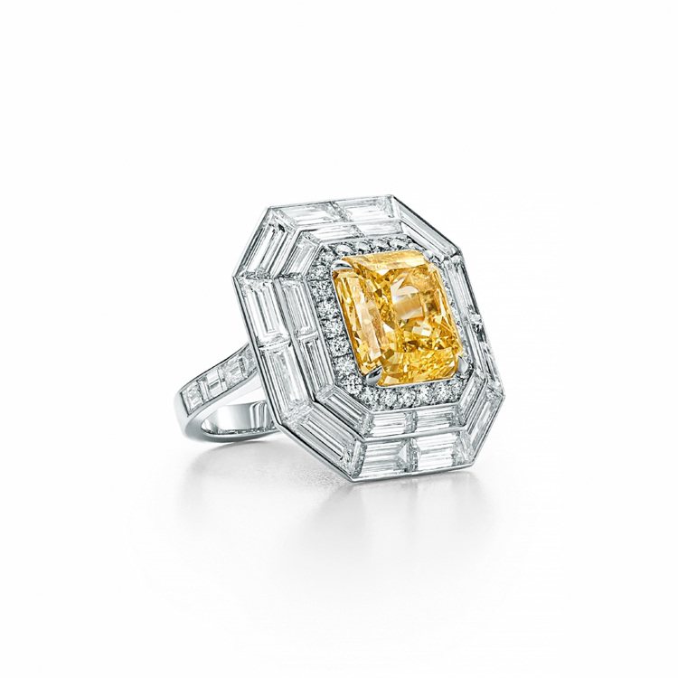 Tiffany高級珠寶系列鉑金鑲嵌主石總重逾5克拉艷彩黃鑽與鑽石戒指。圖／Tif...