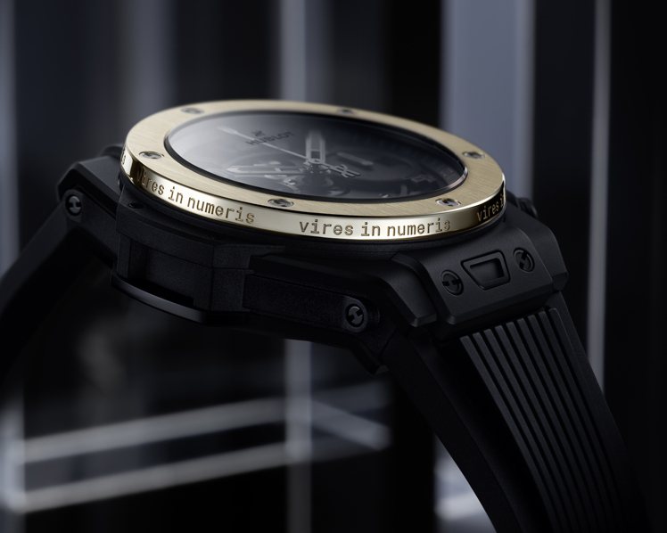 Big Bang Unico Ledger琥珀金腕表，42毫米黑色陶瓷表殼，搭載自製UNICO鏤空自動上鍊計時機芯，88萬元，限量50枚。圖／宇舶表提供