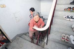 台北市屋齡30年老公寓破七成，堪稱全台最老，老人住老宅，因行動不便，不是吃力爬樓梯，就是困居俗稱的「步登公寓」，要就醫要仰賴子女、人力揹下樓。記者陳正興／攝影