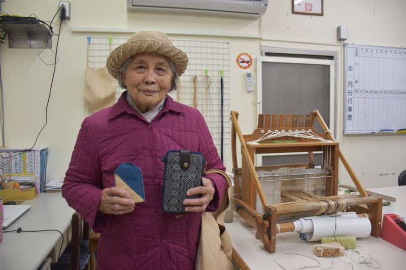 84歲嚴玉英22年前自學香蕉絲編織技藝，曾獲傳統工藝人間國寶殊榮。記者王思慧／攝影