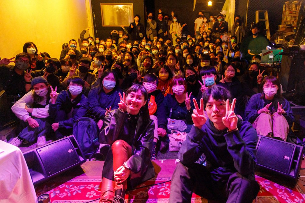 鄭宜農(左)帶著專輯製作人Chunho一起完成巡演。圖／火氣音樂提供