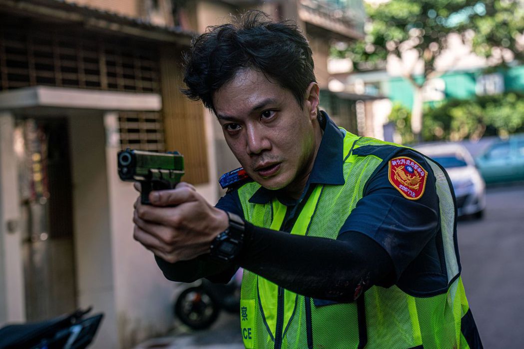 「槍聲」中，薛仕凌飾演警察。圖／公視台語台提供
