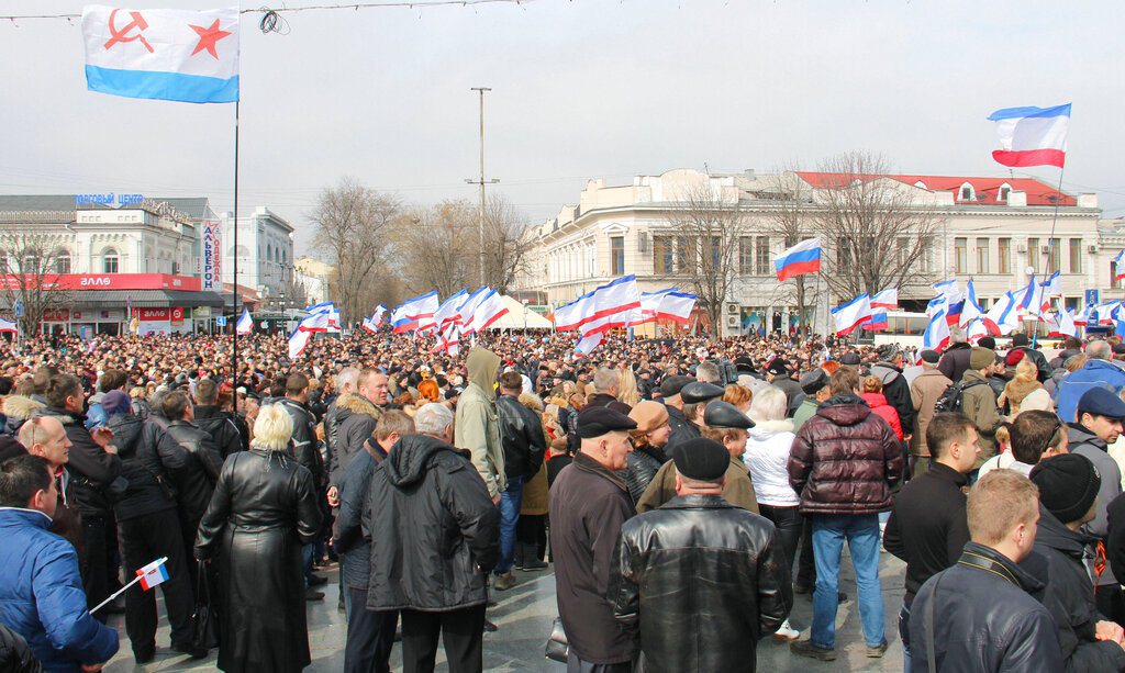 圖為2014年克里米亞地區的親俄集會，示威者手持克里米亞和俄羅斯國旗。 圖／美聯社