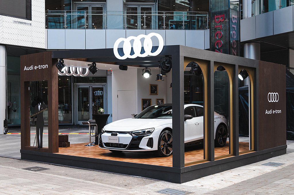 台灣奧迪（Audi Taiwan）今年以「穿出你的大人感」為主題攜手合作夥伴舉辦Suit Walk（台北國際紳仕月），表達「座駕是你的第一層outfit」概念。 圖／Audi Taiwan提供